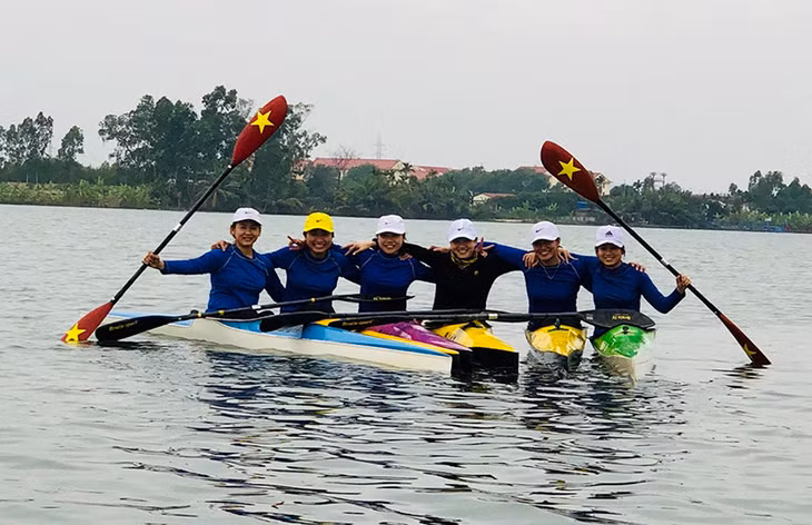 Đội nữ đua thuyền tích cực luyện tập để chuẩn bị cho Đại hội.