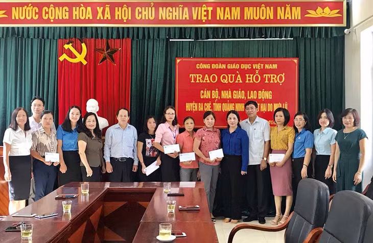 Công đoàn Giáo dục Việt Nam và công đoàn Giáo dục tỉnh tặng quà cho giáo viên nghèo ở huyện Ba Chẽ.
