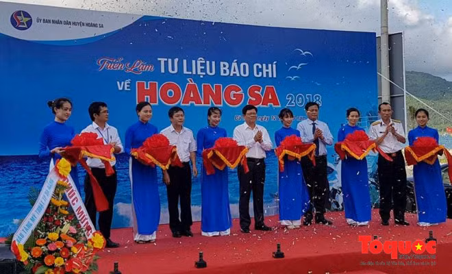 Các đại biểu cắt băng khai mạc triển lãm. Ảnh: Đức Hoàng
