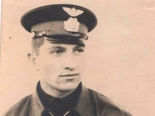 Phi công Yuri Poyakov.