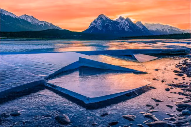 Khung cảnh mặt trời mọc phía sau hồ Abraham ở Rockies, Canada.