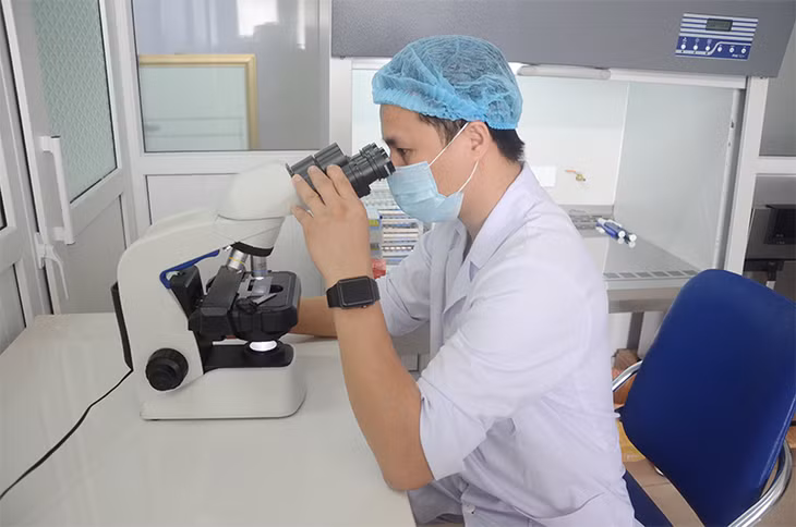 Đánh giá chất lượng tinh trùng là một trong những bước quan trọng trong phương pháp thụ tinh nhân tạo IUI.