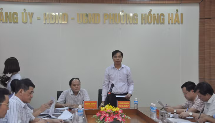 Phó Chủ tịch UBND tỉnh Vũ Văn Diện chủ trì buổi đối thoại với hộ bà Nguyễn Thị Nga, tổ 2, khu 3, phường Hồng Gai và hộ bà Nguyễn Thị Tuyết, tổ 3A, khu 1A, phường Hồng Hải tại trụ sở UBND phường Hồng Hải, TP Hạ Long.