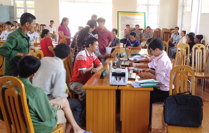 Cán bộ NHCXSH huyện Ba Chẽ giải ngân vốn vay cho người dân xã Đap Thanh