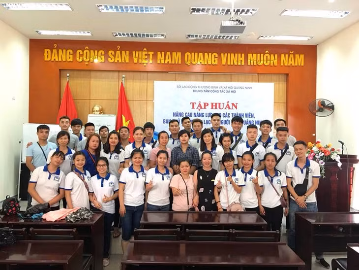 Các thành viên của câu lạc điếc của Trung Tâm CTXH tỉnh trong một buổi tập huấn. Ảnh: Trung tâm cung cấp