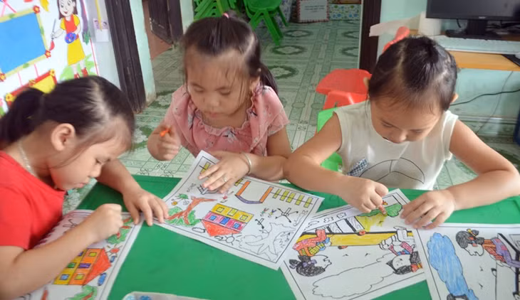 các cháu mầm non đang vẽ 
