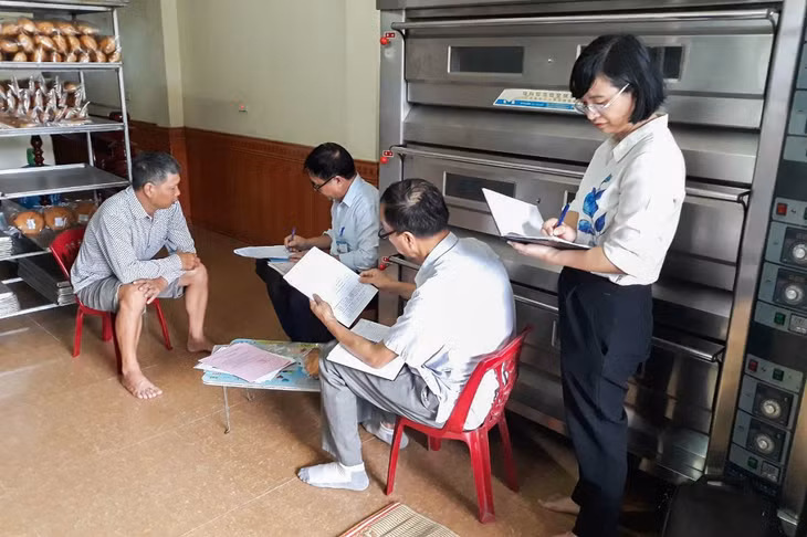 Cán bộ Hội LHPN tỉnh tham gia đoàn liên ngành kiểm tra vệ sinh an toàn thực phẩm tại thị trấn Ba Chẽ (huyện Ba Chẽ).