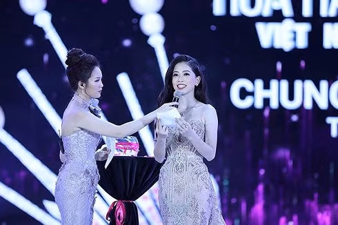 Thí sinh Hồng Tuyết và Phương Nga trong phần thi ứng xử. Ảnh: Mạnh Thắng