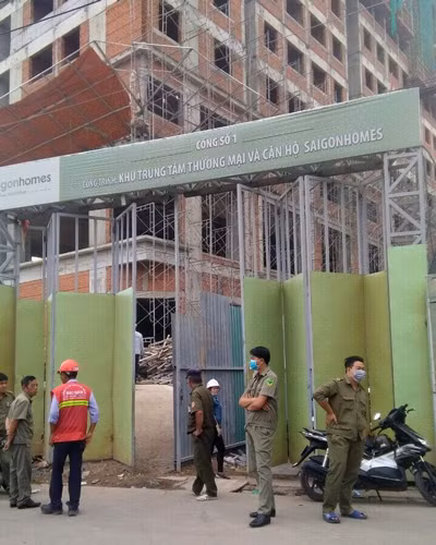 Lực lượng chức năng bảo vệ hiện trường sau vụ việc. Ảnh: Tin Tin.