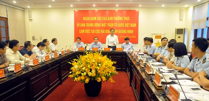 Đồng chí Đặng Huy Hậu, Phó Chủ tịch Thường trực UBND tỉnh phát biểu tại cuộc làm việc.