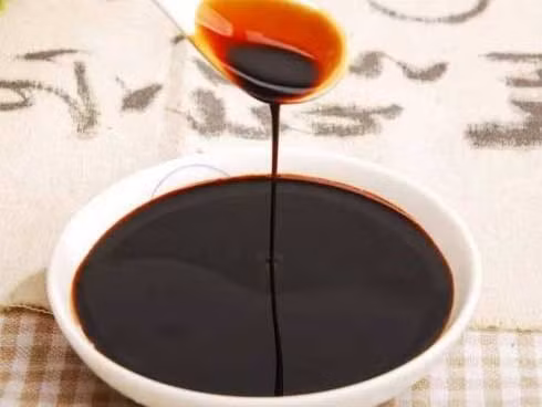 Nhà cô Lý có thói quen dùng xì dầu thay muối