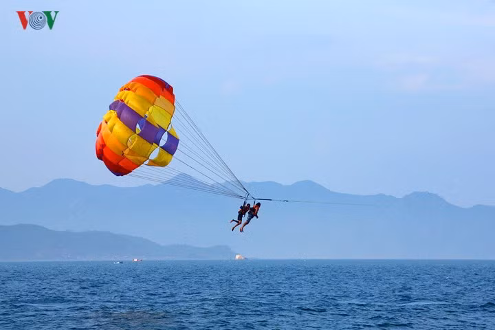Biển lặng và khí hậu ôn hòa nên các trò thể thao biển ở đây rất phát triển.