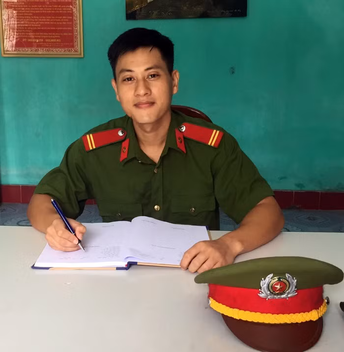 Trung sỹ Phương tại nơi làm việc.