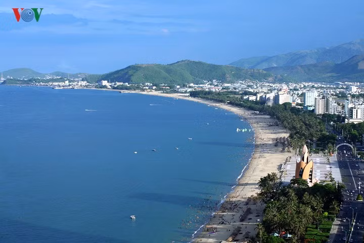 Nha Trang, thành phố biển xanh cát trắng, góc nhìn về phía nam thành phố.