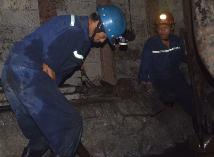 Công nhân lao động ở độ sâu -300 so với mực nước biển.