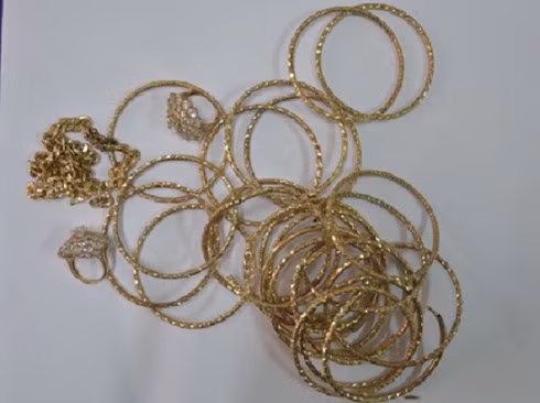 Số nữ trang của chị N. bị cướp (Ảnh do công an cung cấp)
