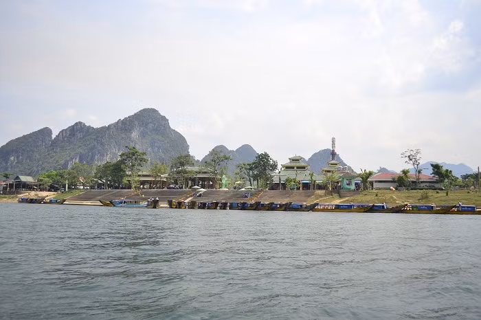 Bến thuyền nhìn từ hướng đối diện