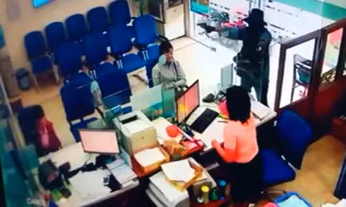 Thời điểm nghi can khống chế nhân viên ngân hàng cướp tiền. Ảnh: Trích xuất camera.