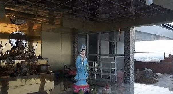 Ngôi chùa trên nóc tòa nhà.