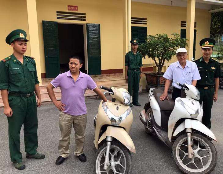 Trao trả xe máy cho người bị hại.