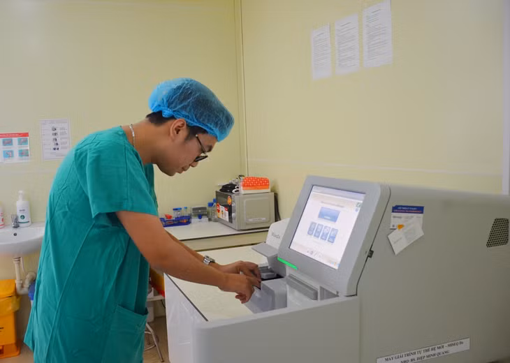 Bác sĩ Diệp Minh Quang, Khoa Hỗ trợ sinh sản, Bệnh viện Sản Nhi Quảng Ninh đang thực hiện kỹ thuật