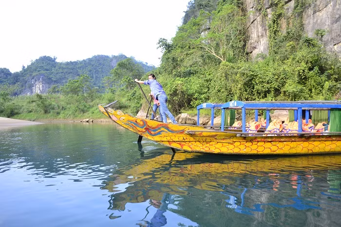Một đoàn làm phim đang thong thả tác nghiệp trước cửa động Phong Nha