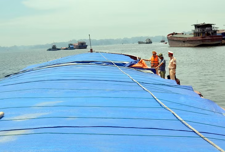 Cảnh sát đường thủy Công an tỉnh đẩy mạnh KTKS phương tiện vận tải hàng hóa trên tuyến đường thủy nội địa nhằm kịp thời phát hiện ngăn chặn hành vi vận chuyển tài nguyên khoáng sản trái phép.