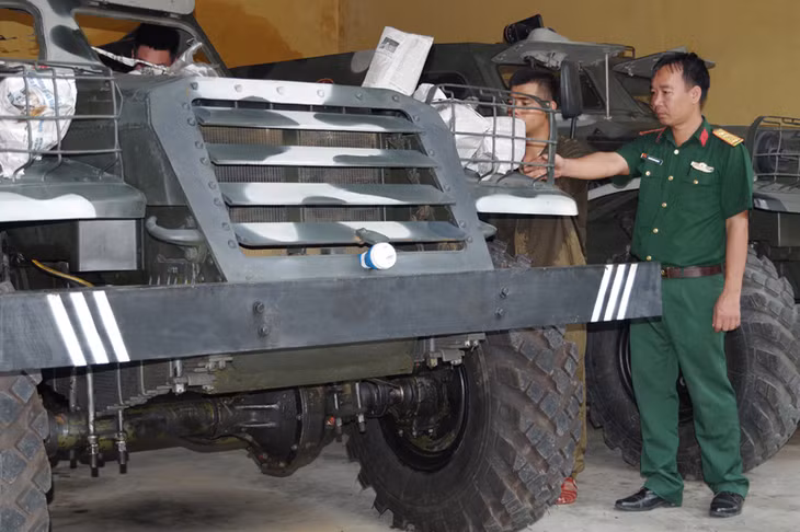 Đại đội Thiết Giáp Bộ CHQS tỉnh bảo quan, lau chùi xe. 