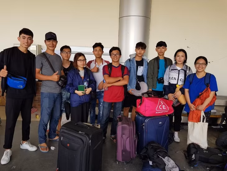 10 sinh viên Việt Nam đã tập trung tại sân bay Mutiara, thành phố Palu (ảnh: Cơ quan chức năng Indonesia cung cấp)