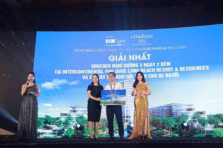 Khách hàng may mắn nhận giải trong chương trình bốc thăm may mắn tại sự kiện