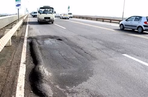 Mặt cầu Thăng Long đang bị lún, nứt, gây nguy hiểm cho người và phương tiện tham gia giao thông.