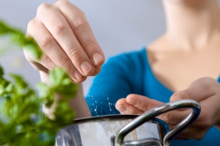 Không cần cho mắm muối vào thức ăn củ trẻ dưới 1 tuổi