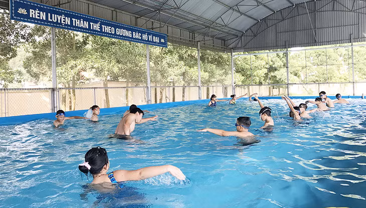 Lớp học bơi tại bể bơi Trường THCS Hưng Đạo (TX Đông Triều).