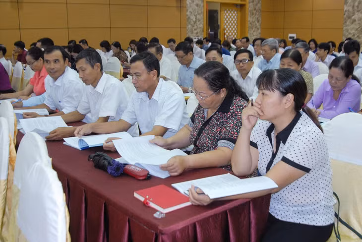 Các đại biểu của Quảng Yên, Hạ Long nghiên cứu tài liệu hướng dẫn tổ chức Đại hội MTTQ các cấp.