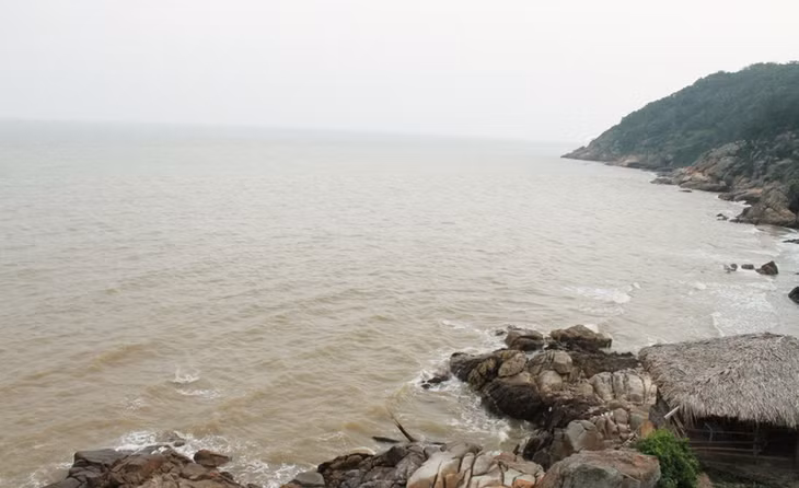 Ghềnh đá ở Sầm Sơn không phải là nơi tắm biển nhưng tạo ra sự hấp dẫn khác cho cảnh quan nơi đây.