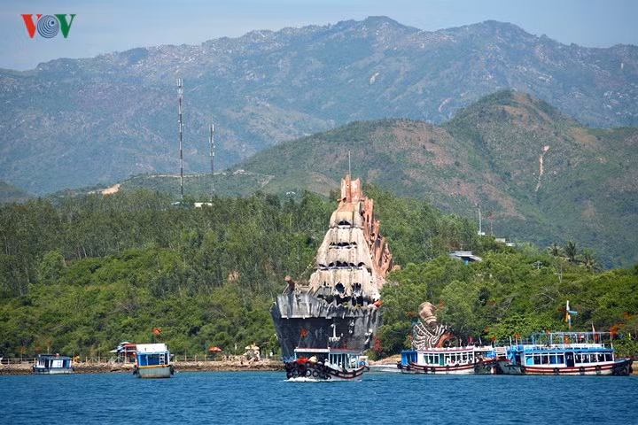 Thủy cung Trí Nguyên trên đảo Hòn Miễu, có hình dáng như một con tàu.