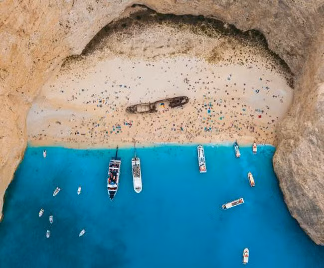 Xác của tàu MV Panagiotis nằm trên bãi biển Navagio Beach ở đảo Zakynthos, Hi Lạp.