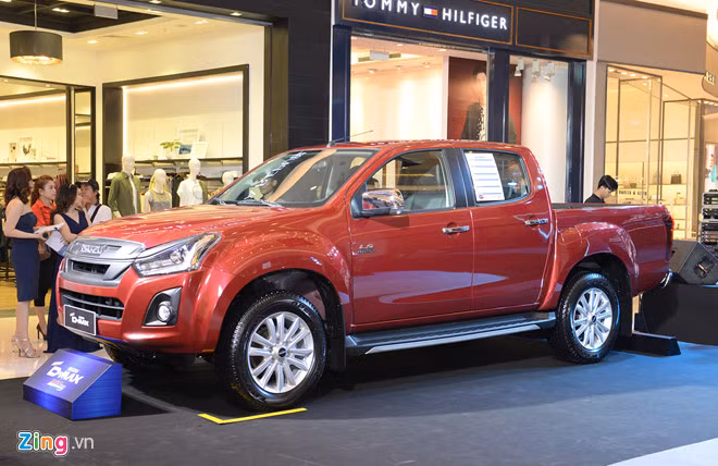 Mẫu bán tải Isuzu D-Max có giá bán từ 650 triệu đồng.
