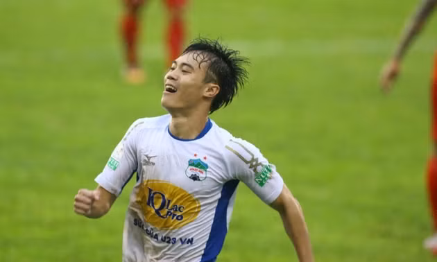  Văn Toàn nhận án 3 thẻ vàng sẽ vắng mặt trận đấu gặp TP.HCM vòng 22 V-League 2018. Ảnh: Đình Viên.