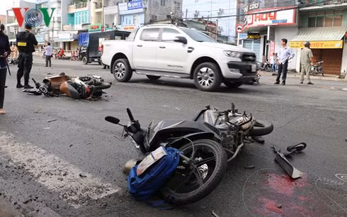 Các xe bị tông đều hư hỏng nặng.