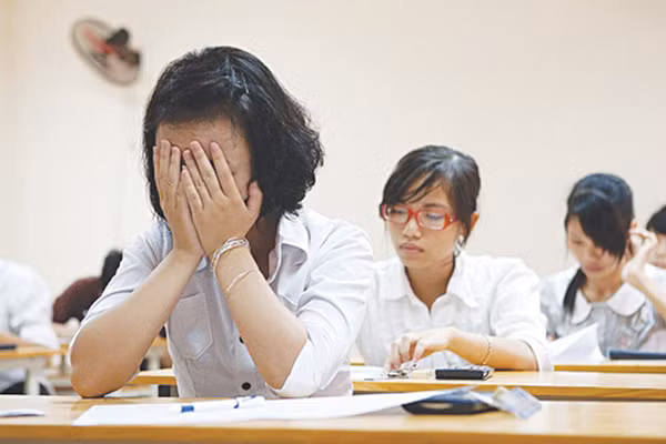 Nếu áp lực học tập quá mức, học sinh cũng dễ bị stress (Ảnh minh hoạ theo suckhoedoisong.vn)