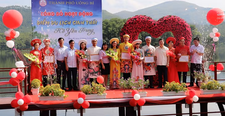 Các đại biểu chụp ảnh cùng các đôi uyên ương tại cầu Tình Yêu