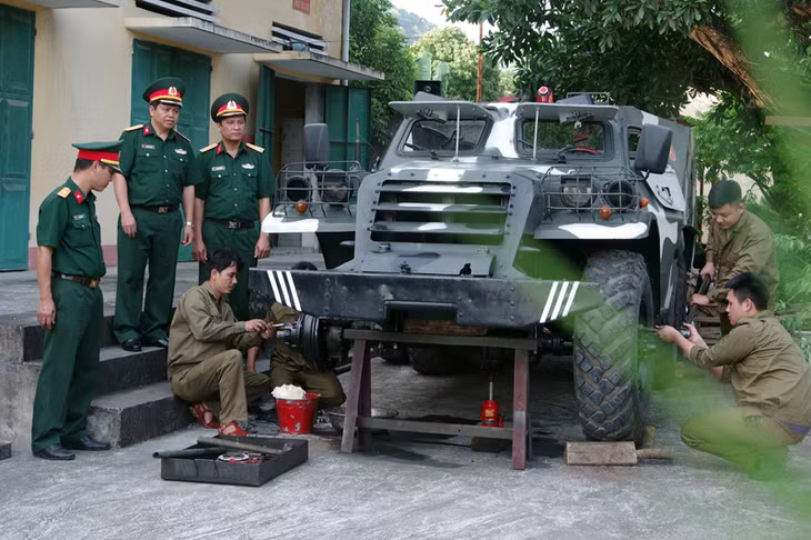 Lãnh đạo Bộ CHQS tỉnh kiểm tra công tác bảo quản đối với xe BTR152 tham gia hội thi. 