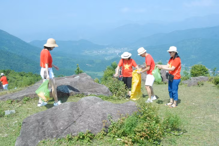 Du khách đến tham quan điểm cột mốc 1327 (Bình Liêu) tích cực tham gia thu gom rác thải nhựa.
