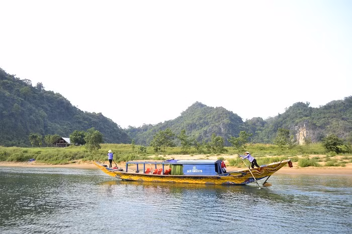 Những người phụ nữ Phong Nha chèo thuyền đưa khách tham quan