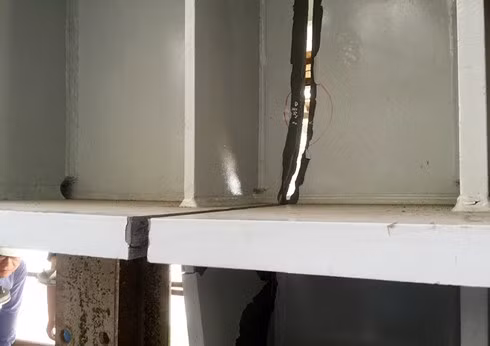 Vết nứt dầm ngang tại vị trụ P29 cầu Vàm Cống.