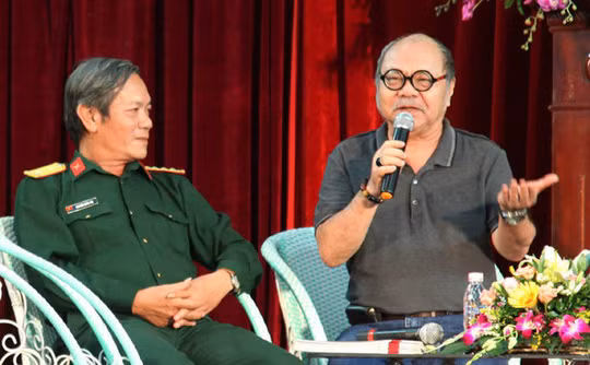 NSND Đoàn Dũng trong buổi giao lưu với các sinh viên Trường Nghệ thuật quân đội