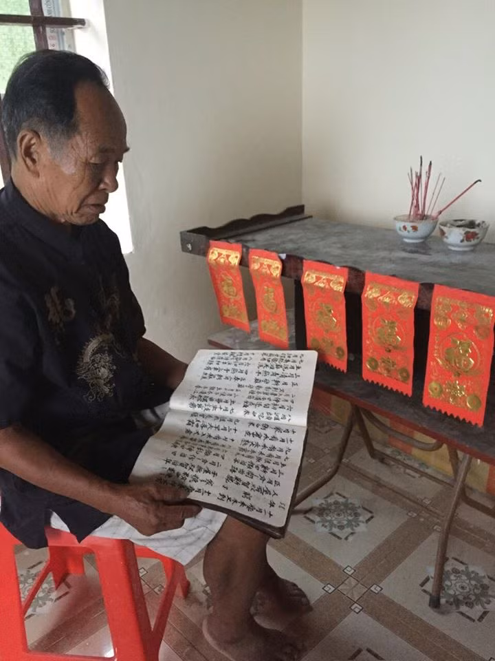 Ông Chíu Sáng Sòi - người nắm giữ tri thức y học của người Dao trong sách cổ.