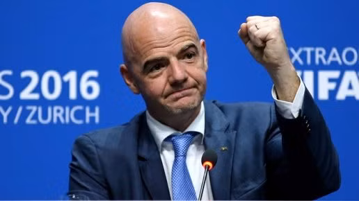  Gianni Infantino - người vẫn hay điều hành lễ bốc thăm Champions League nhiều năm trước.