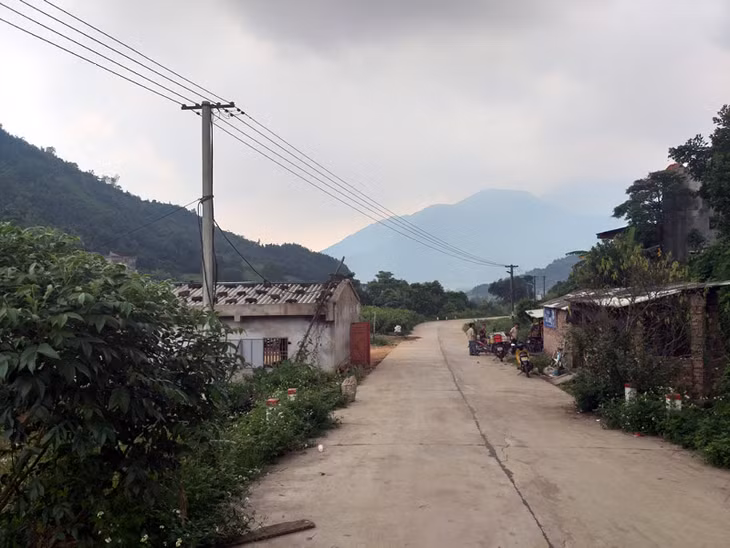 Trung tâm thôn Khe Mó, xã Húc Động, hệ thống điện lưới đã được phủ kín